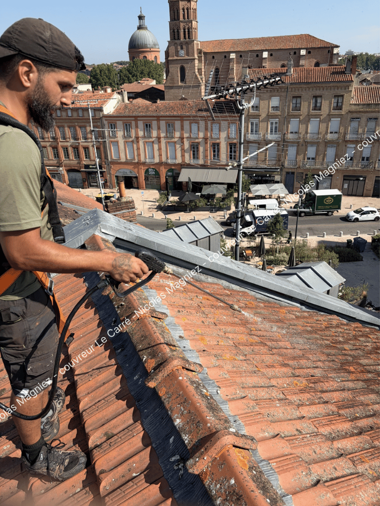 Intervention d'entretien sur une toiture à Toulouse